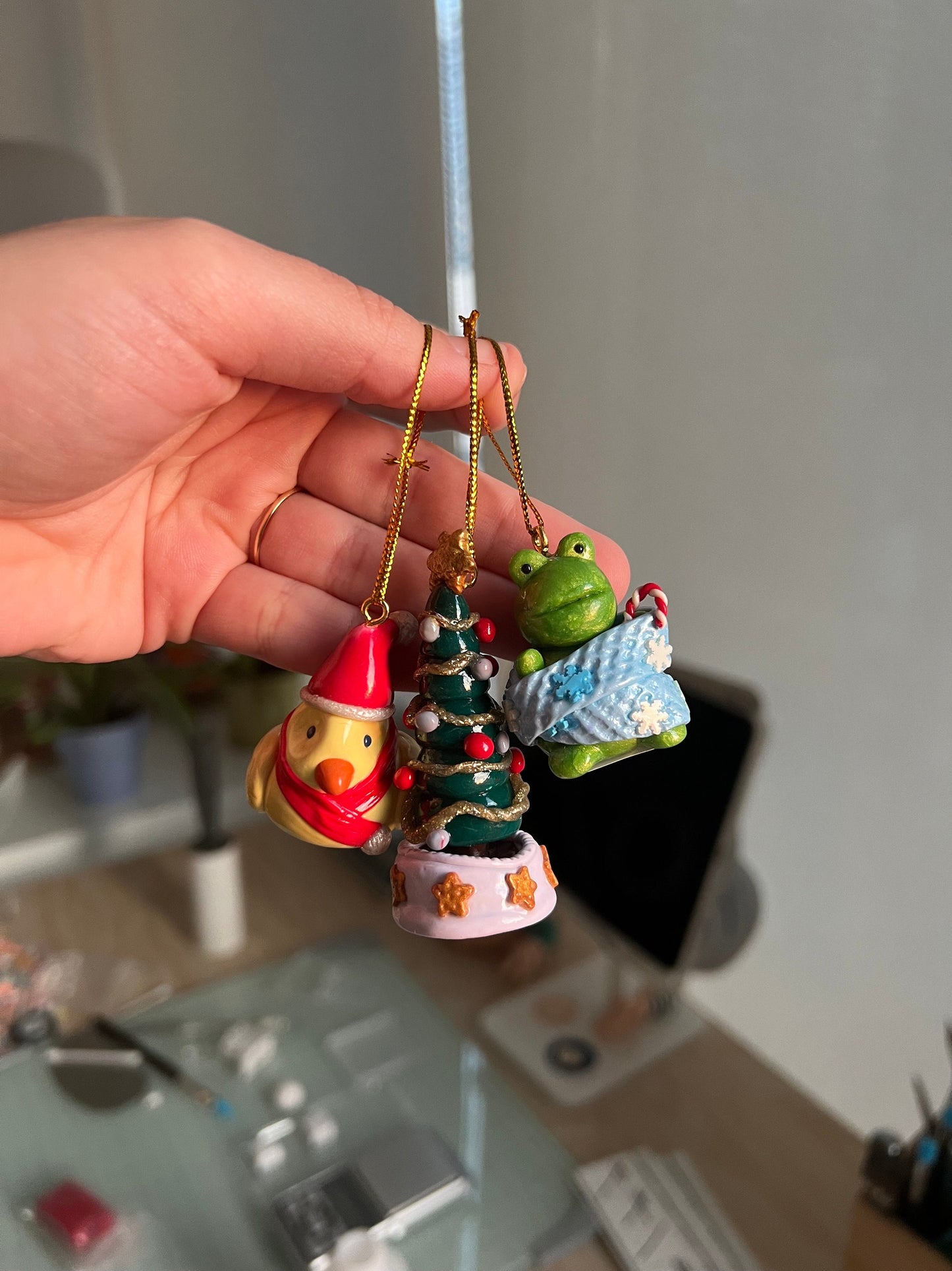 cozy sapeaux christmas ornament