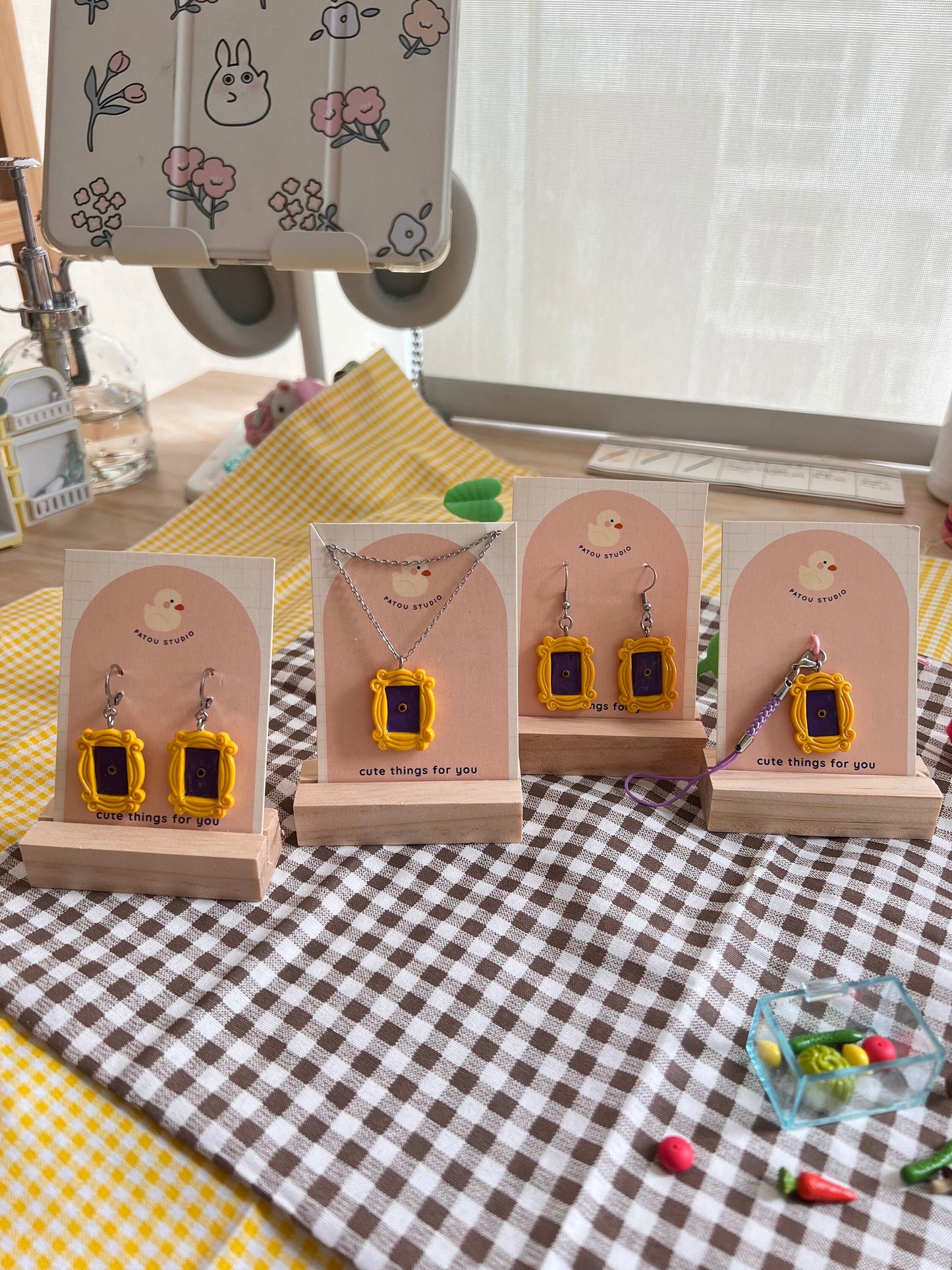 'friends' yellow door frame necklace