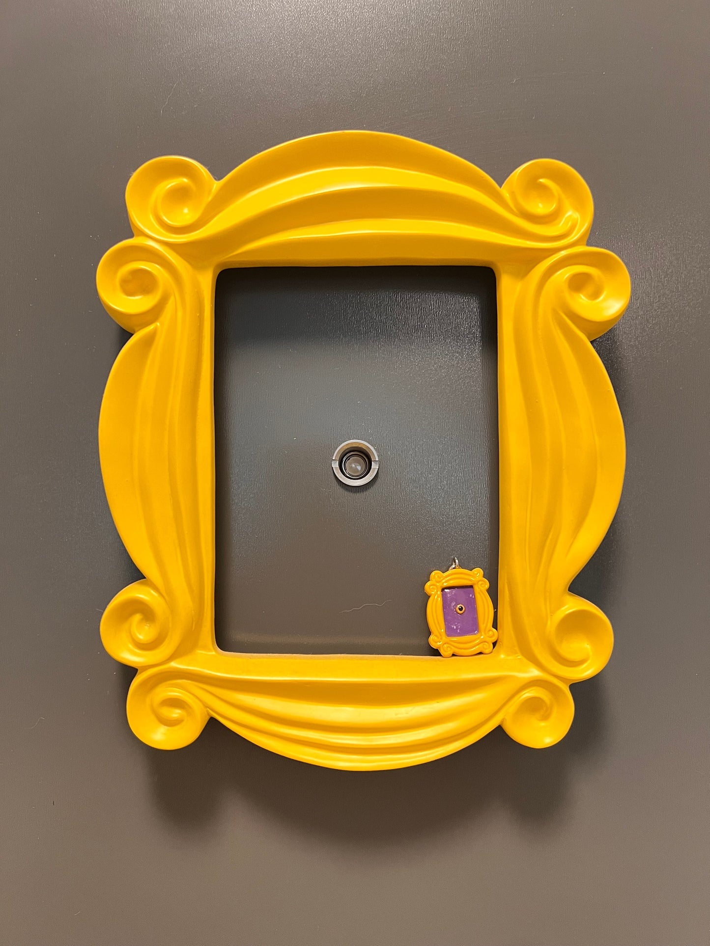 'friends' yellow door frame necklace